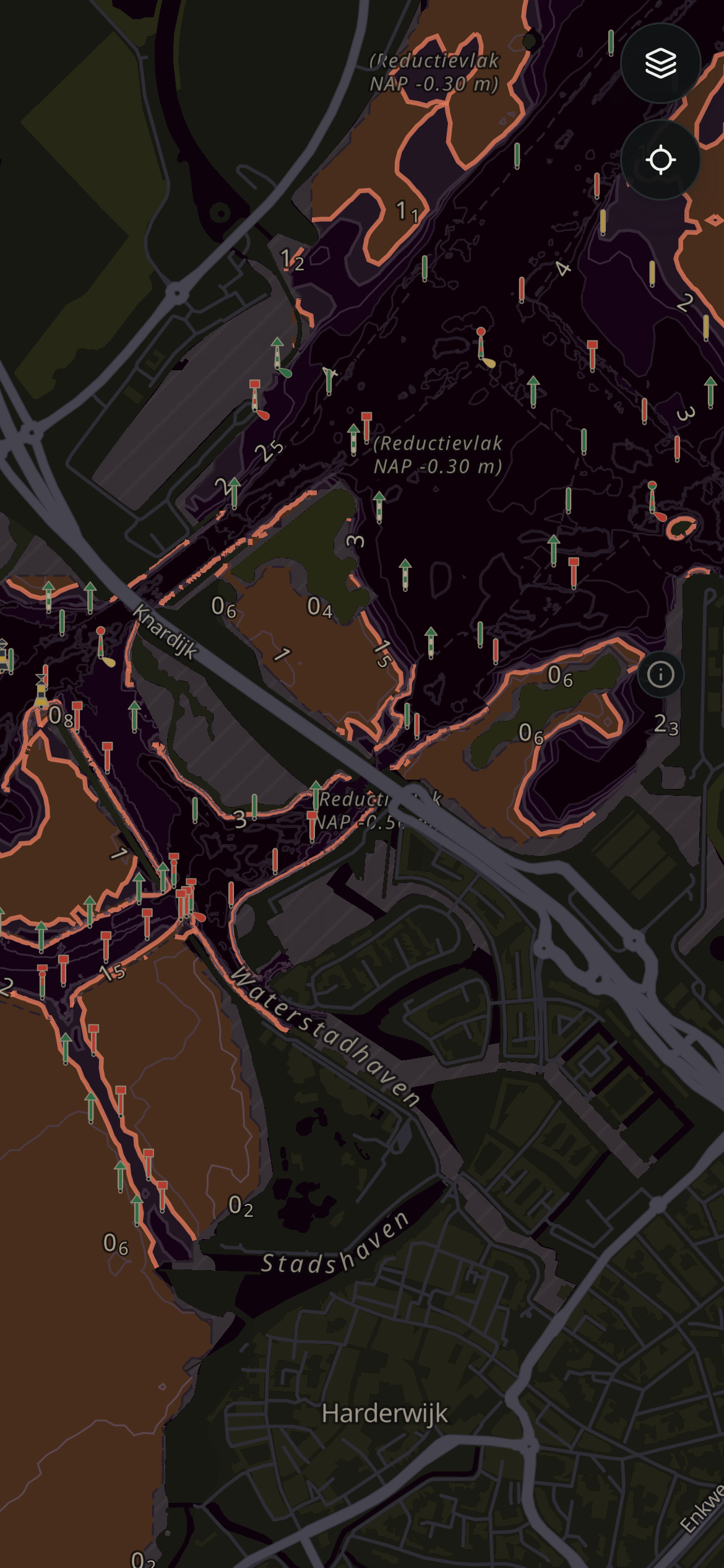 Telefoon met de kaart van het Veluwemeer bij Harderwijk: de dieptes gekleurd naar de ingestelde diepgang, het te ondiepe water gemarkeerd.
